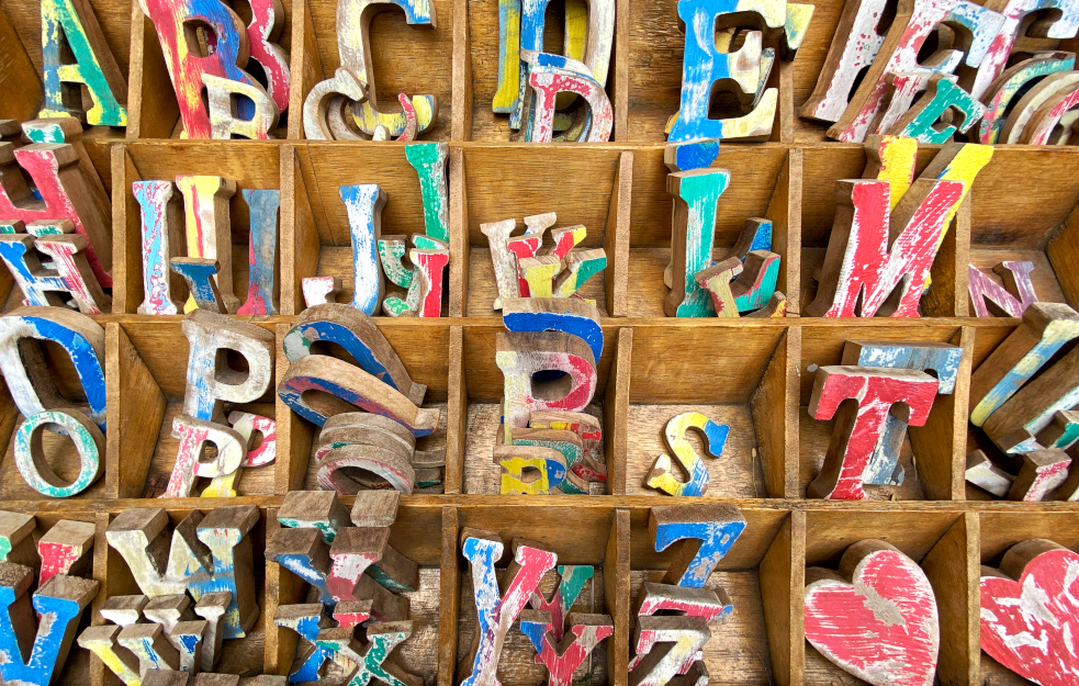 Lettres en bois pour illustrer la méthodologie adoptée par l'agence Mediagenic pour votre stratégie de média planning